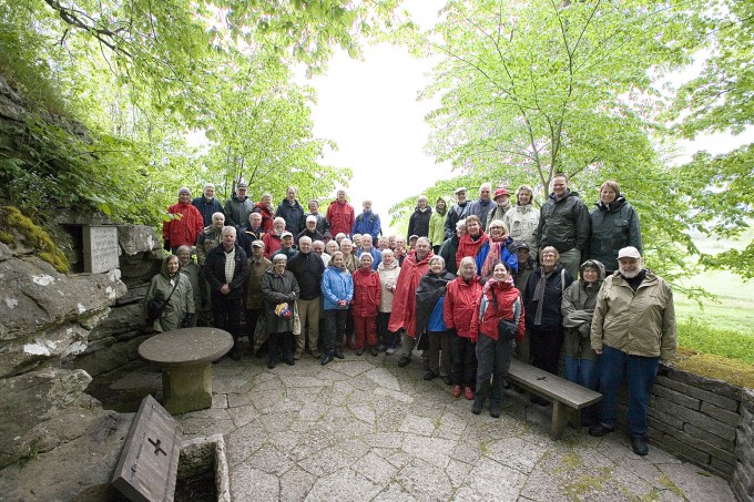 Gruppfoto vid Husaby källa. Källakademins exkursion till Falbygden 2008.